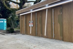 Nieuw toiletgebouw in het park